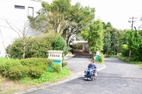 Medium_112　駐車場へ道路